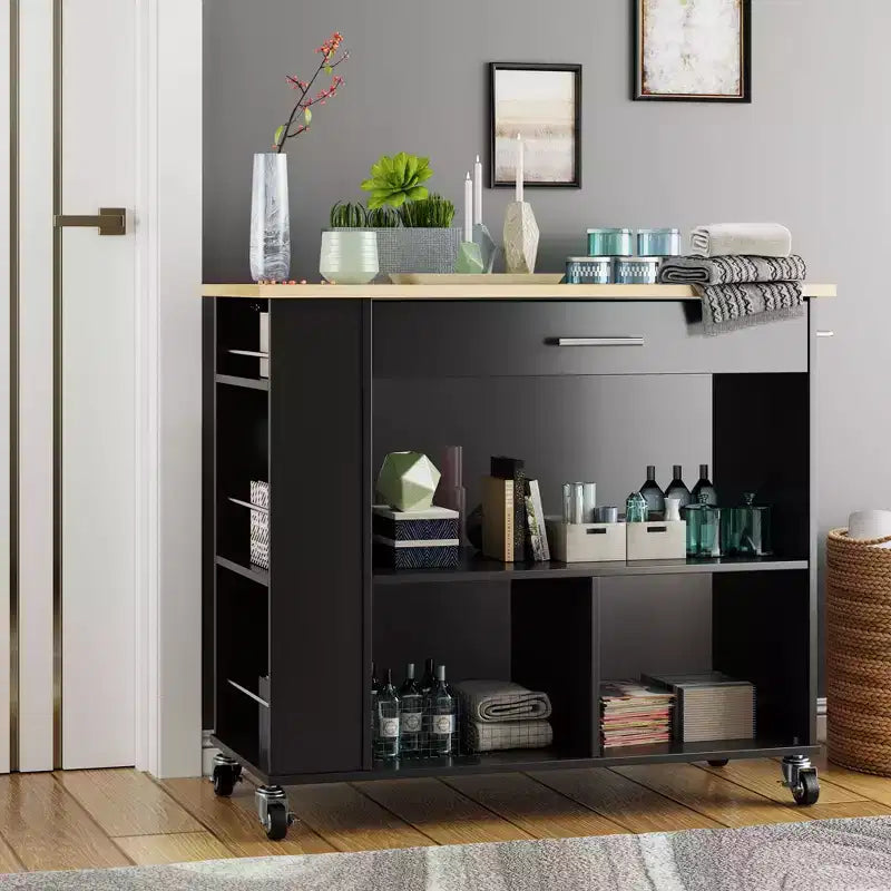 Îlot de cuisine roulant avec armoire de rangement. Inclut un porte-épices à 3 niveaux, des roulettes verrouillables et une poignée porte-serviettes, 2 étagères ouvertes à niveaux pour la cuisine