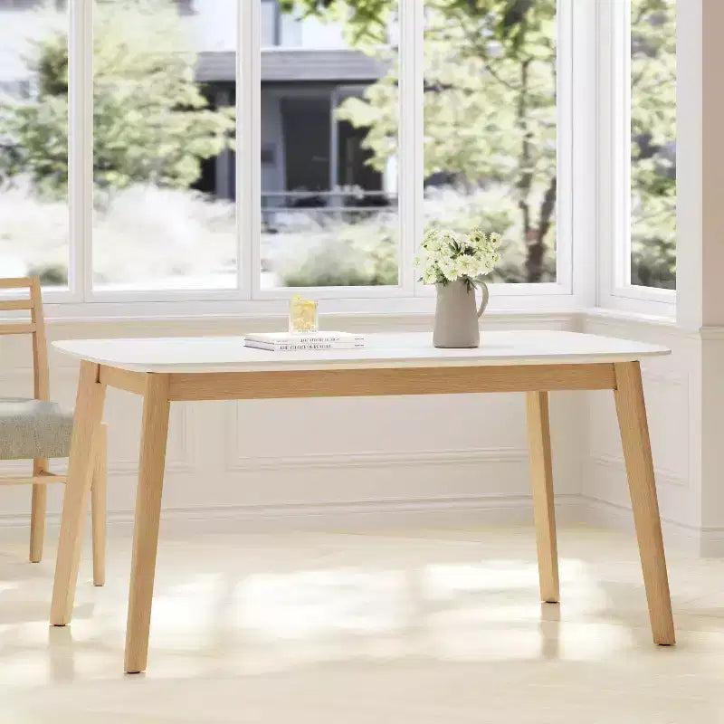 Table blanche minimaliste pieds hévéa