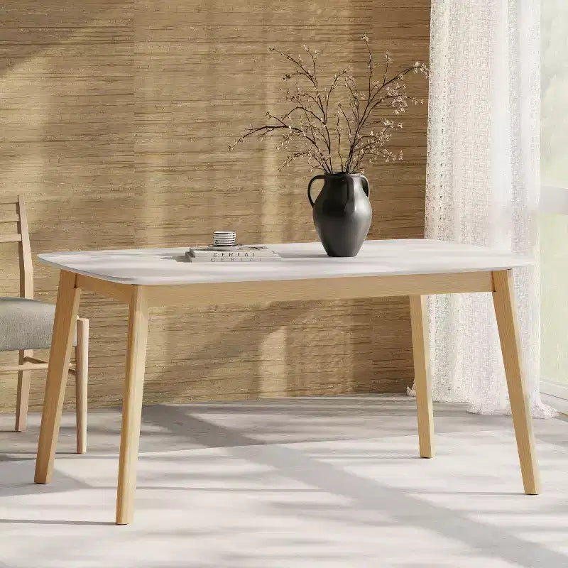 Table blanche minimaliste pieds hévéa
