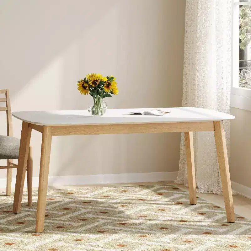 Table blanche minimaliste pieds hévéa
